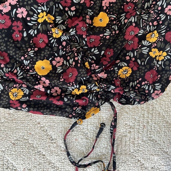 Tularosa Revolve Betty Cropped Short Sleeve Cinch Front Floral Top - Picture 4 of 4